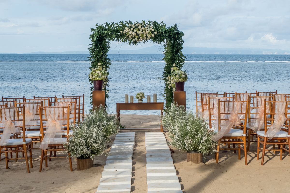 imagem de um casamento montado na praia