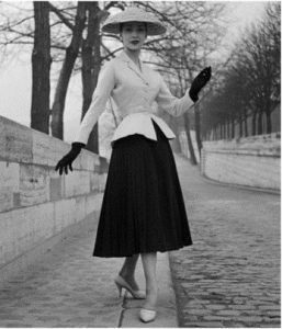 Coco Chanel foi precursora na criação de saias em comprimento midi, que buscavam trazer praticidade e modernidade ao look feminino.