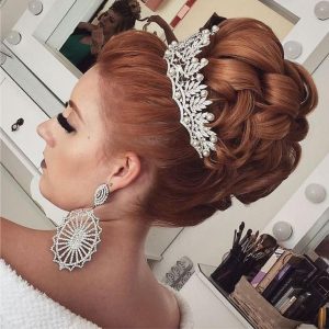 penteado coque com tiara de brilhantes