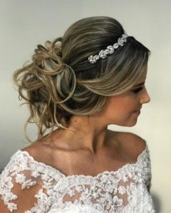 penteado coque com tiara de brilhantes