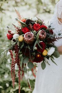 Buquê de noiva assimétrico com flores vermelhas