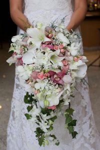 Buquê cascata com flores rosas e brancas