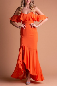 Vestido laranja por Arthur Caliman