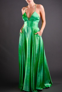 Vestido verde metálico por Arthur Caliman