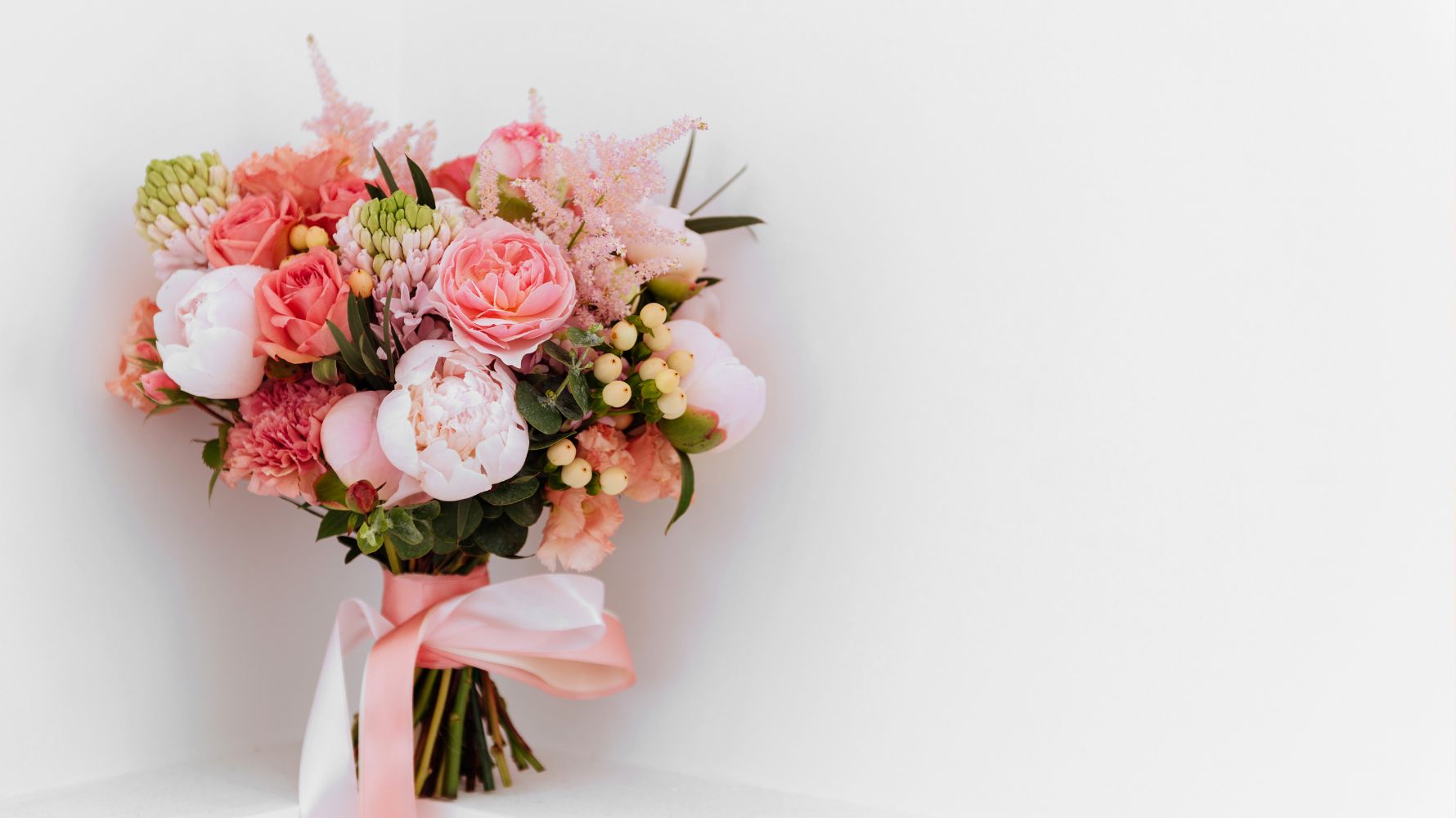 buquê de noiva com flores em tons rosa