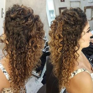 Cabelo semi preso enrolado