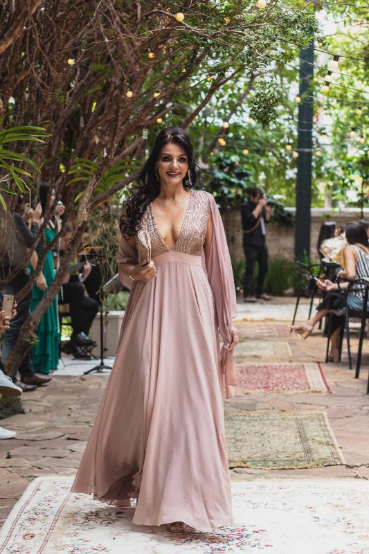 Vestido longo moderno para mãe de noiva jovem