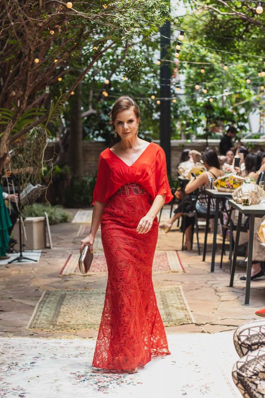 Vestido de mãe de noiva vermelho com cinto bordado para mãe da noiva