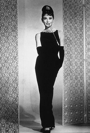 Audrey Hepburn no filme Bonequinha de Luxo usando um vestido tubinho preto. Um verdadeiro clássico!