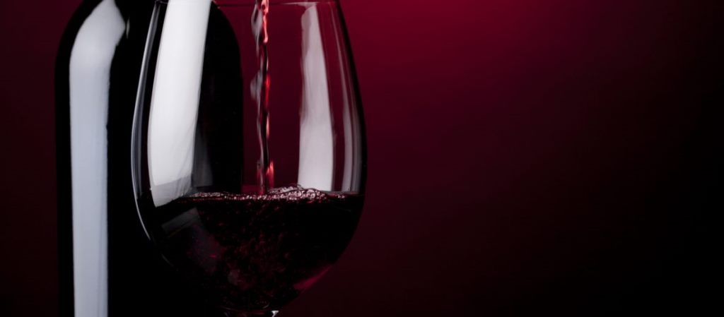 A denominação da cor é inspirada em um vinho siciliano que leva o mesmo nome.