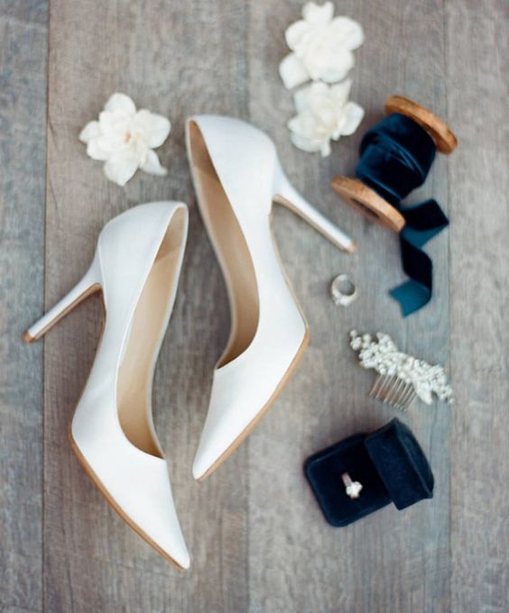 O scarpin branco é uma opção clássica e atemporal para sapatos de noivas.
