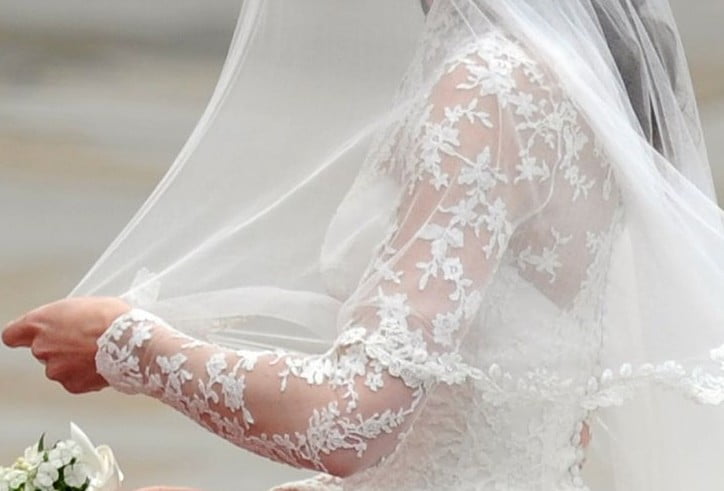 Detalhe da manga de renda do vestido de noiva