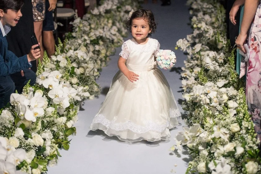 Penteado Infantil de princesa com flor de cabelo para festa e formatura 