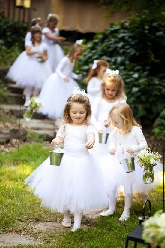 O penteado para daminha de casamento ideal para cada idade