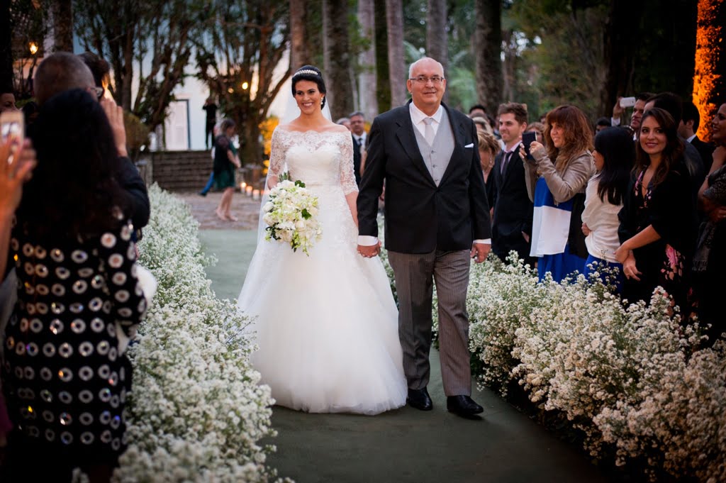 Noiva entrando no casamento