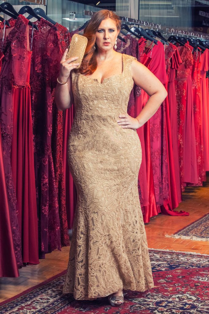 Vestido de festa plus size em tons claros também entram na fila!