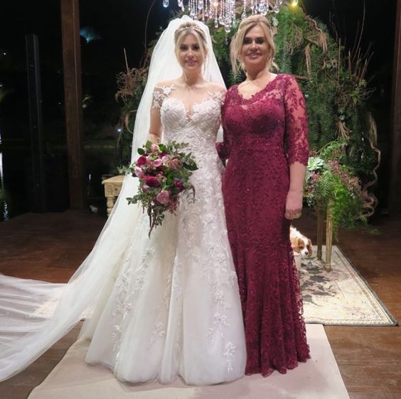 Marisa Santina, mãe da digital influencer Niina Secrets escolheu um vestido marsala Arthur Caliman para o casamento da filha.