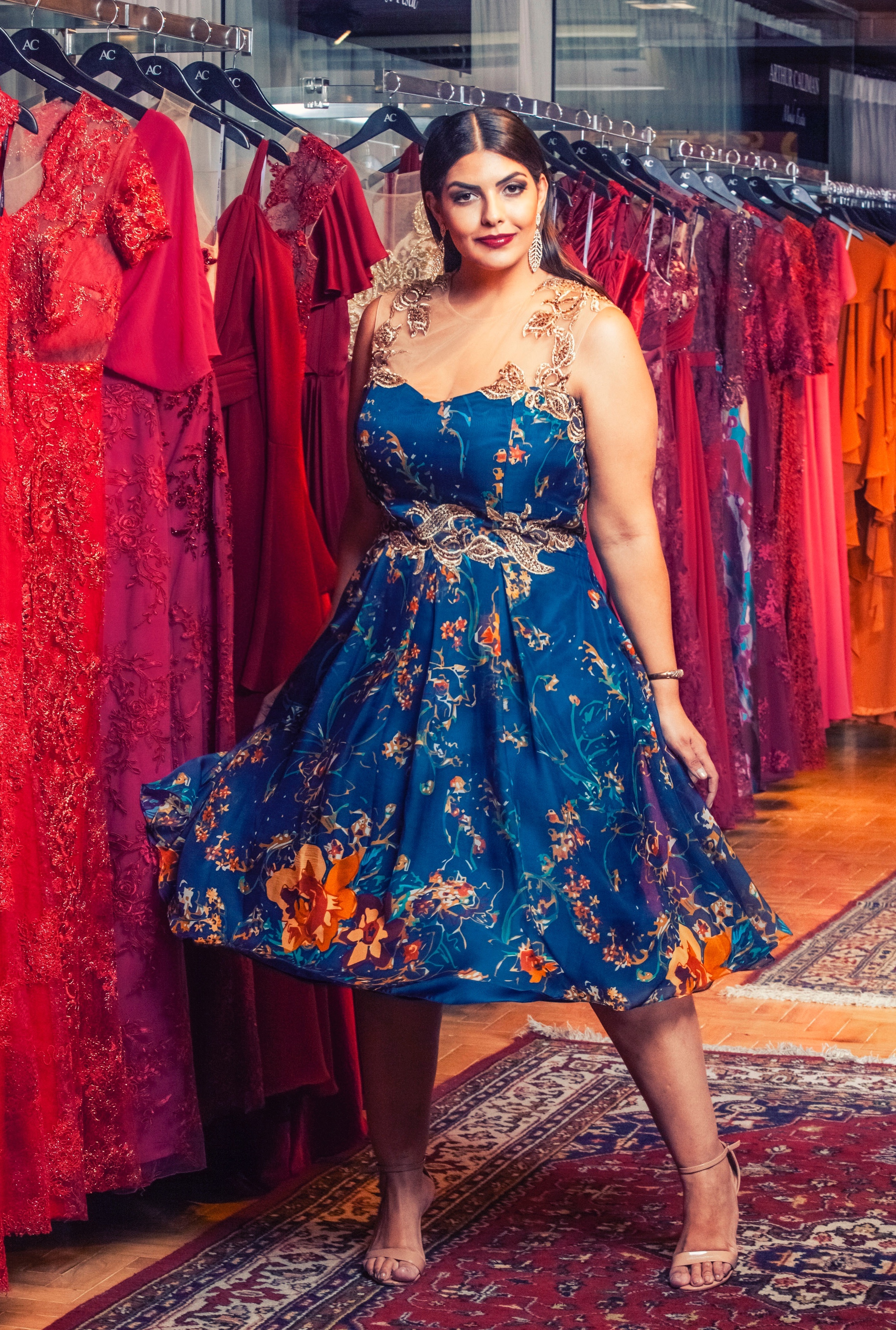 Vestido estampado plus size com aplicação de renda bordada a mão