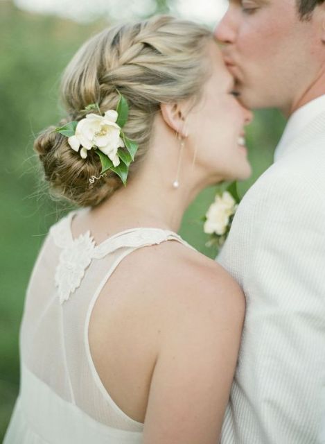 Penteado com flores na lateral