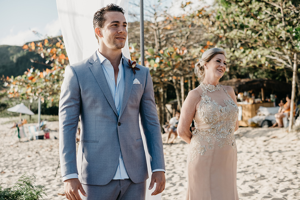 Em cerimônias mais luxuosas, brilhos e bordados discretos podem compor o vestido da mãe da noiva ou noivo.
