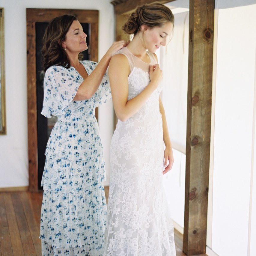 No casamento rústico, as estampas no vestido da mãe da noiva combinam bastante com o estilo da festa.
