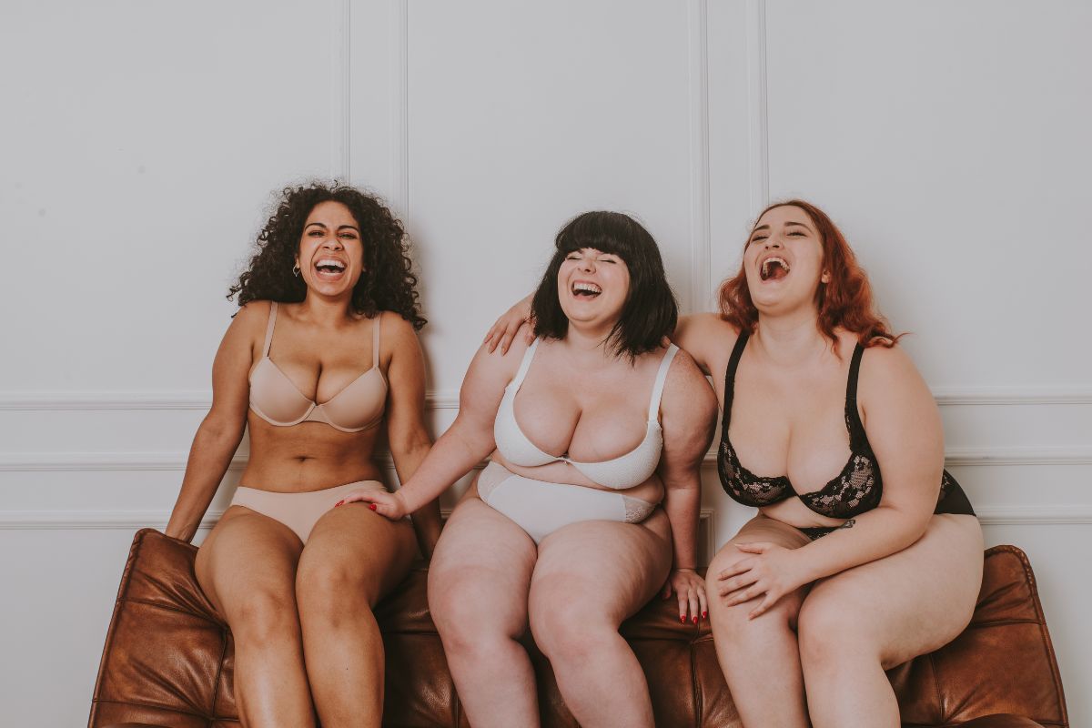 três modelos plus size vestindo calcinha e sutiã