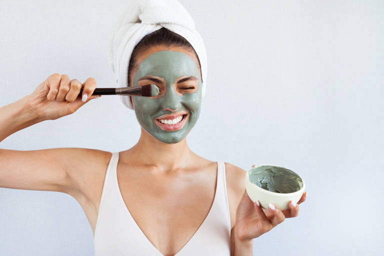 As máscaras faciais limpam, hidratam e deixam a pele preparada para receber a maquiagem de festa.