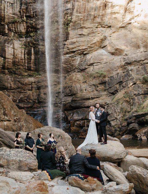 Elopement wedding aos pés de uma cachoeira com poucos convidados.
