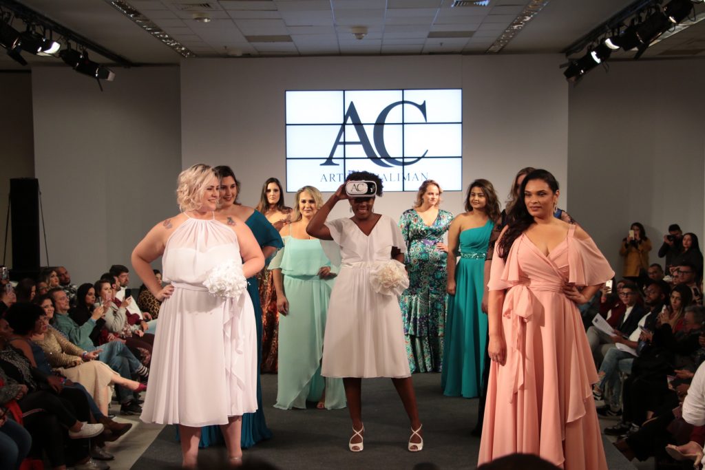 Desfile com vestidos Arthur Caliman e sua moda plus size