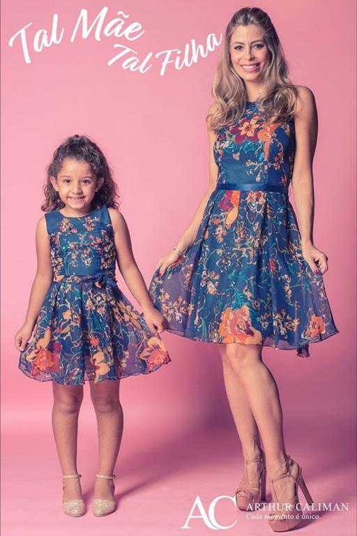 Vestido de Festa Infantil Curto estampado coordenado tal mãe tal filha