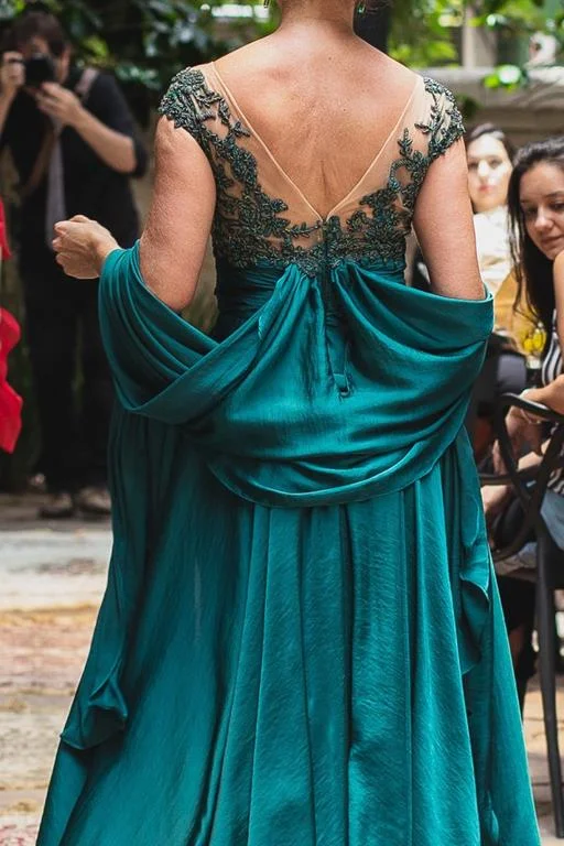Vestido de Festa Longo Decote Generoso