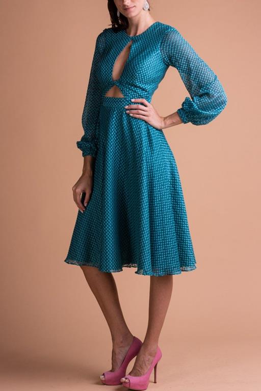 vestidos curtos com decotes ousados