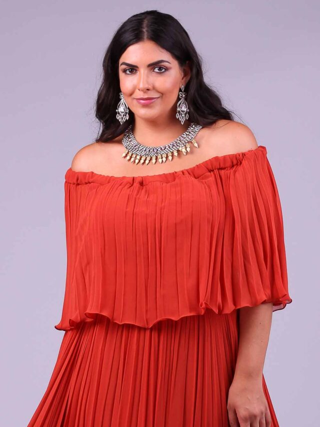 Como usar o vestido de festa plissado com elegância