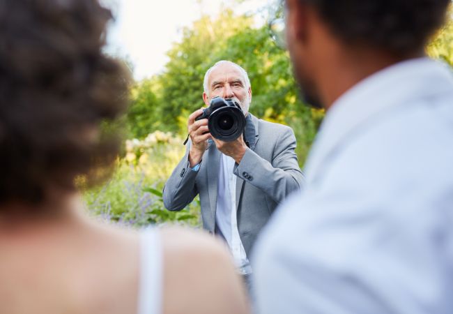 Fotógrafo tirando foto de casal em seu casamento.