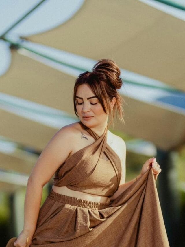 Mulher com vestido longo marrom claro