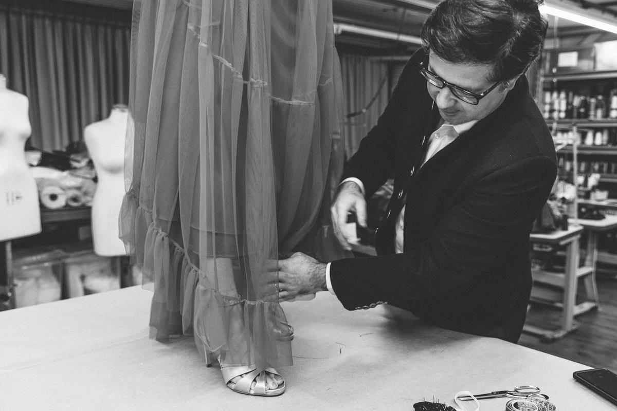 arthur caliman personalizando um vestido da mãe da noiva