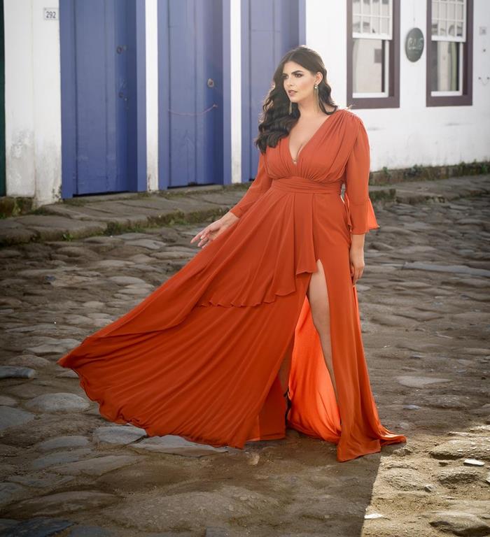 modelo com vestido plus size vermelho