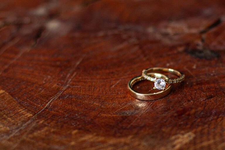 qual a diferença entre aliança de noivado e casamento