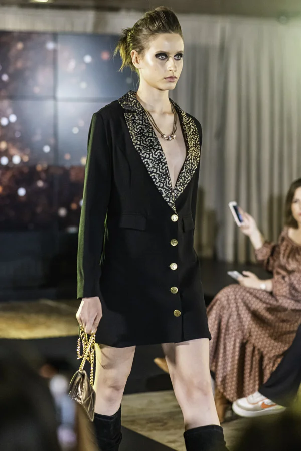 Blazer Ercis Preto com Decote Costas Degagê