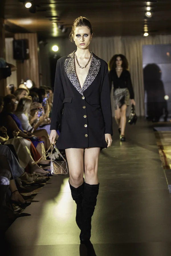 Blazer Ercis Preto com Decote Costas Degagê