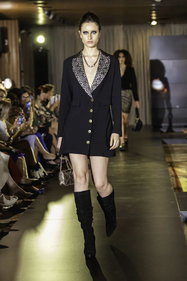 Blazer Ercis Preto com Decote Costas Degagê