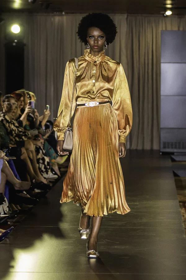 Camisa de Cetim Dourada Sinope