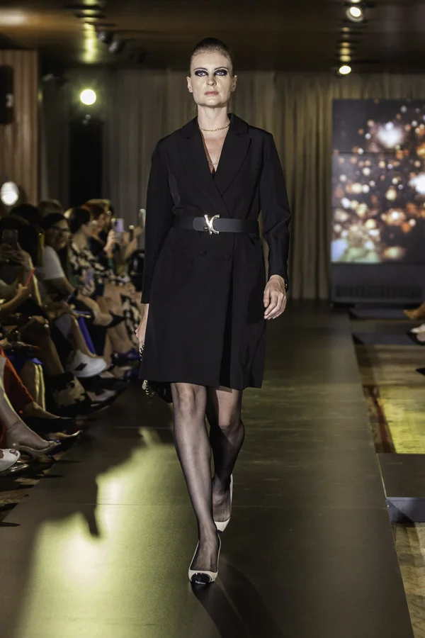 Blazer Kozluk Preto com Decote Costas