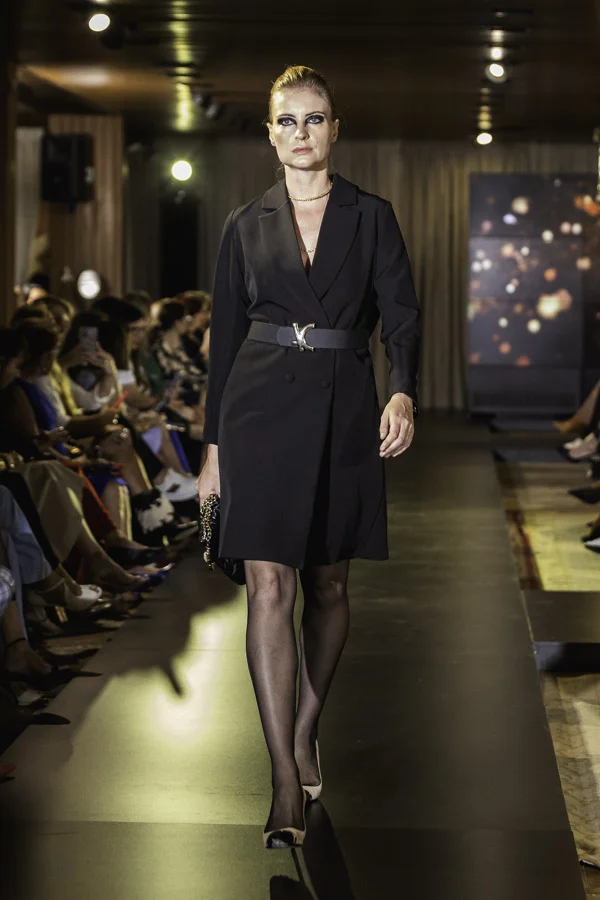 Blazer Kozluk Preto com Decote Costas