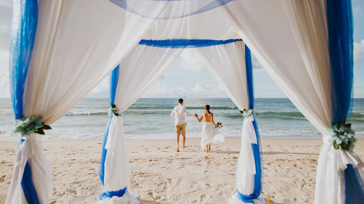 Casal escolheu uma das opções de espaços para casamento na praia.