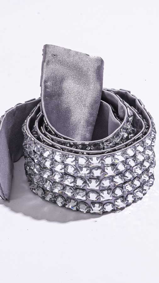 Cinto de cetim bordado a mão para vestido de festa na cor prata