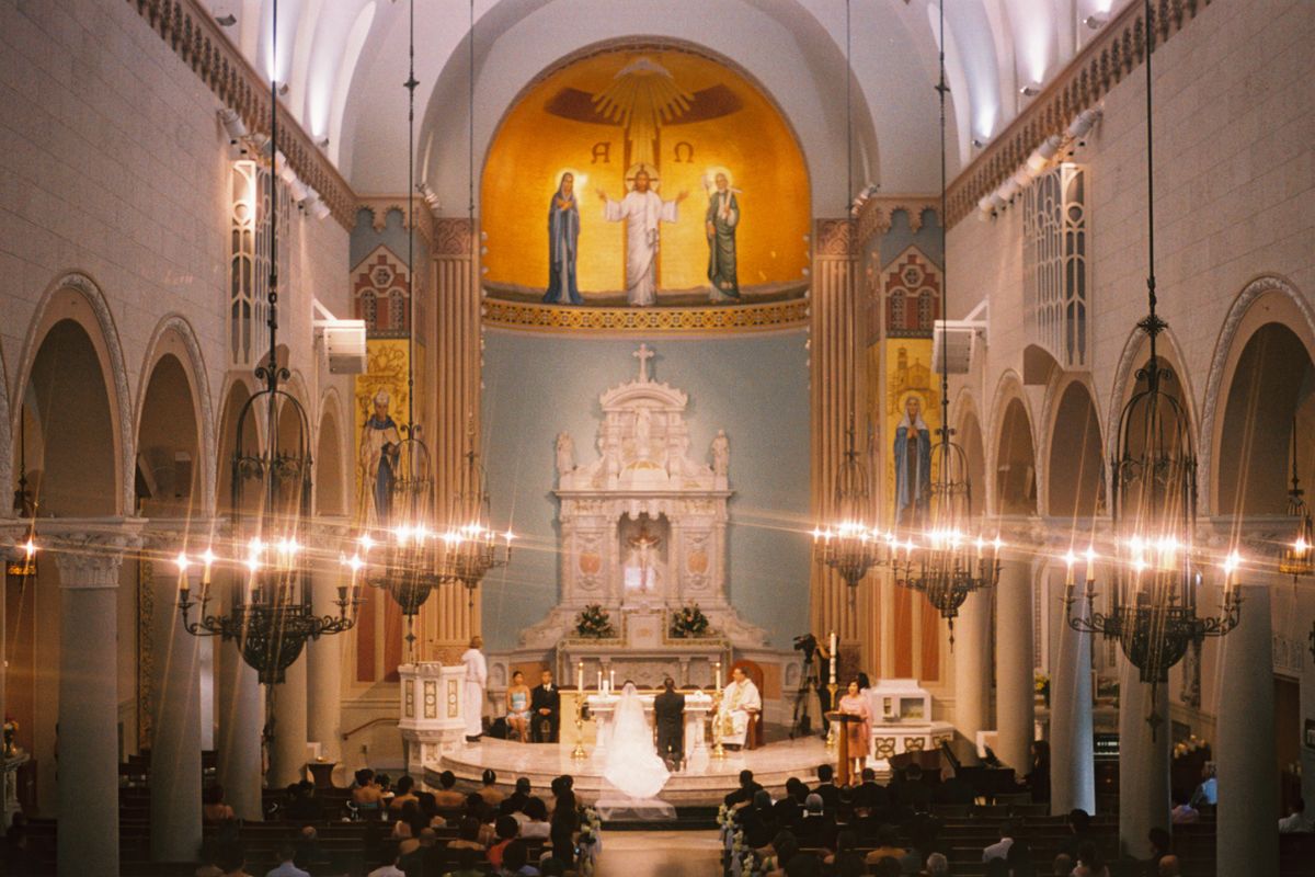 igreja com candelabros e altar luxuosos