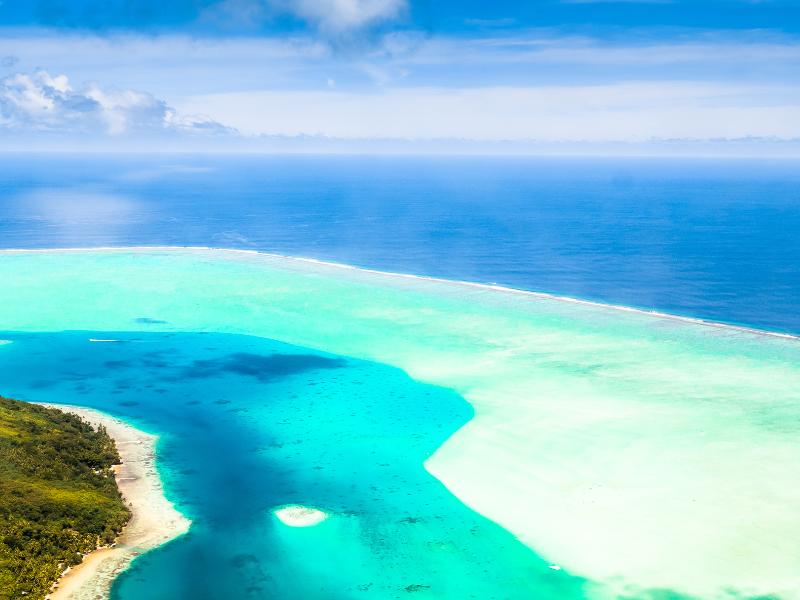 Considerada a ilha mais bonita do mundo, Bora Bora recebe muitos casais para curtir a lua de mel
