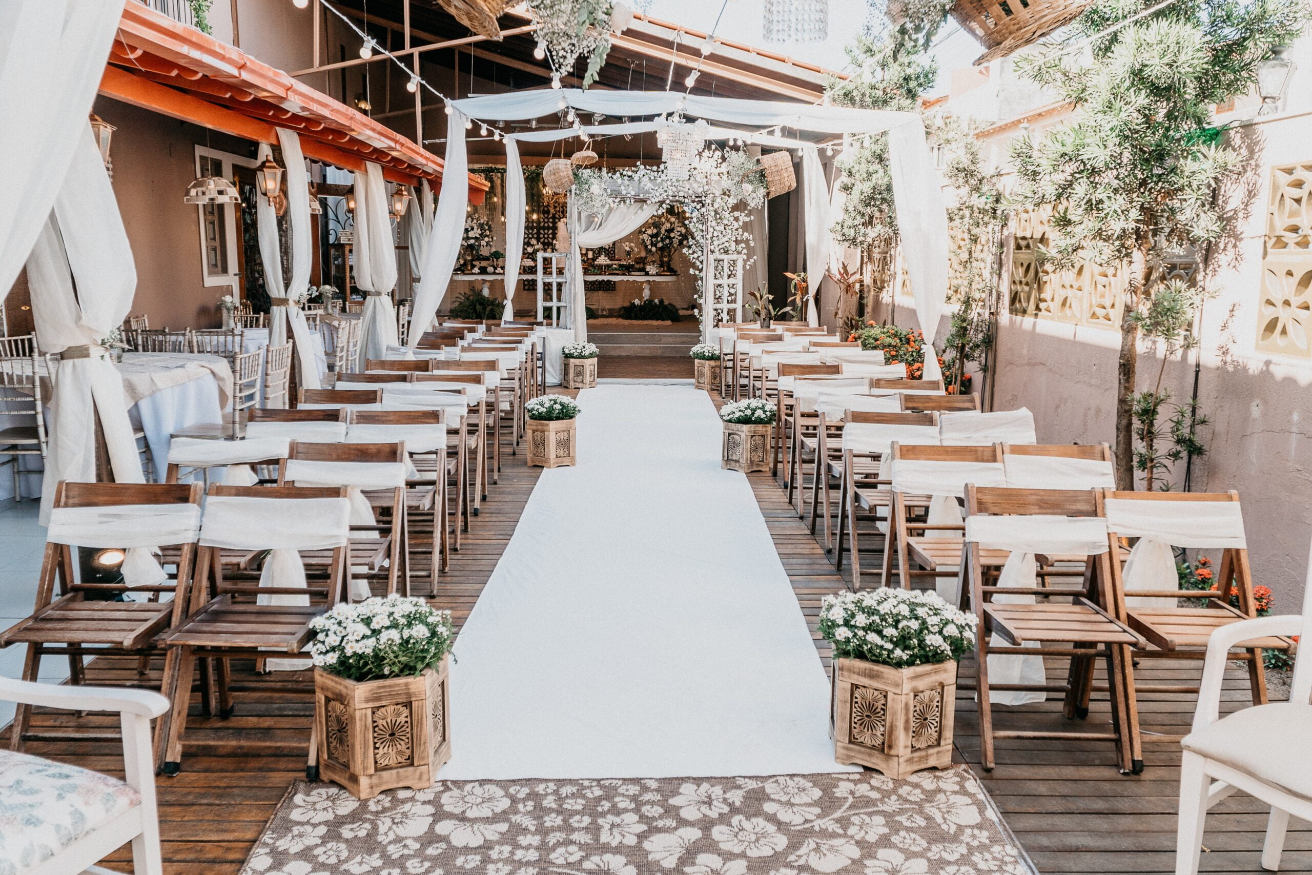 Ambiente decorado para a cerimônia de um casamento.