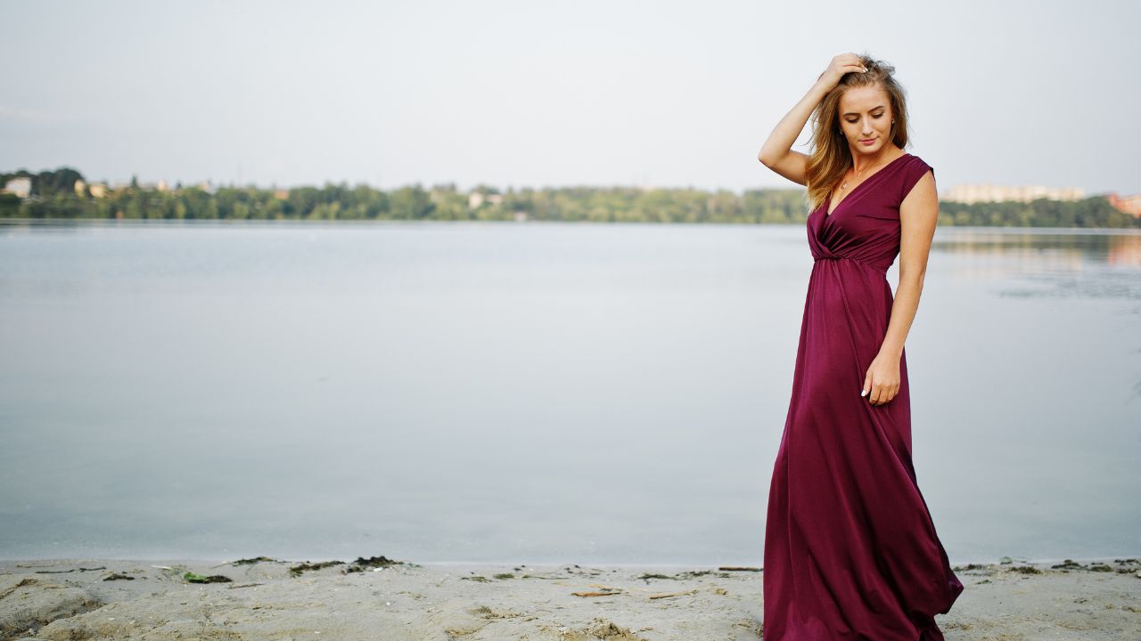 mulher vestindo vestido longo na cor marsala